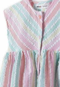 Robe rayée dans des couleurs pastel (rose, menthe, jaune) avec une fermeture à boutons, manches courtes et jupe volante. Tissu en coton texturé.