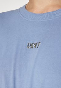 DKNY BUBBLE LOGO KNOT FRONT TEE - Trükipildiga T-särk - stonewash
