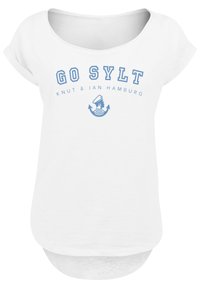 White cotton t-shirt with a loose neckline and rolled sleeves, featuring blue printed text "GO SYLT" and a nautical design with an anchor and a sailor.