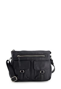 Czarna skórzana torba typu crossbody o teksturowanym wykończeniu, z zamkiem u góry, dwoma przednimi kieszeniami i regulowanym paskiem. Akcenty z metalowymi elementami w srebrnym odcieniu.
