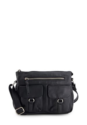 Sort læder crossbody taske med tekstureret finish, lynlås i toppen, to frontlommer og justerbar rem. Hardware i sølvfarve.