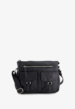 Zwarte leren crossbody tas met een textuurafwerking, ritsopening aan de bovenkant, twee voorzakken en een verstelbare schouderband. Accenten in zilverkleurig metaal.