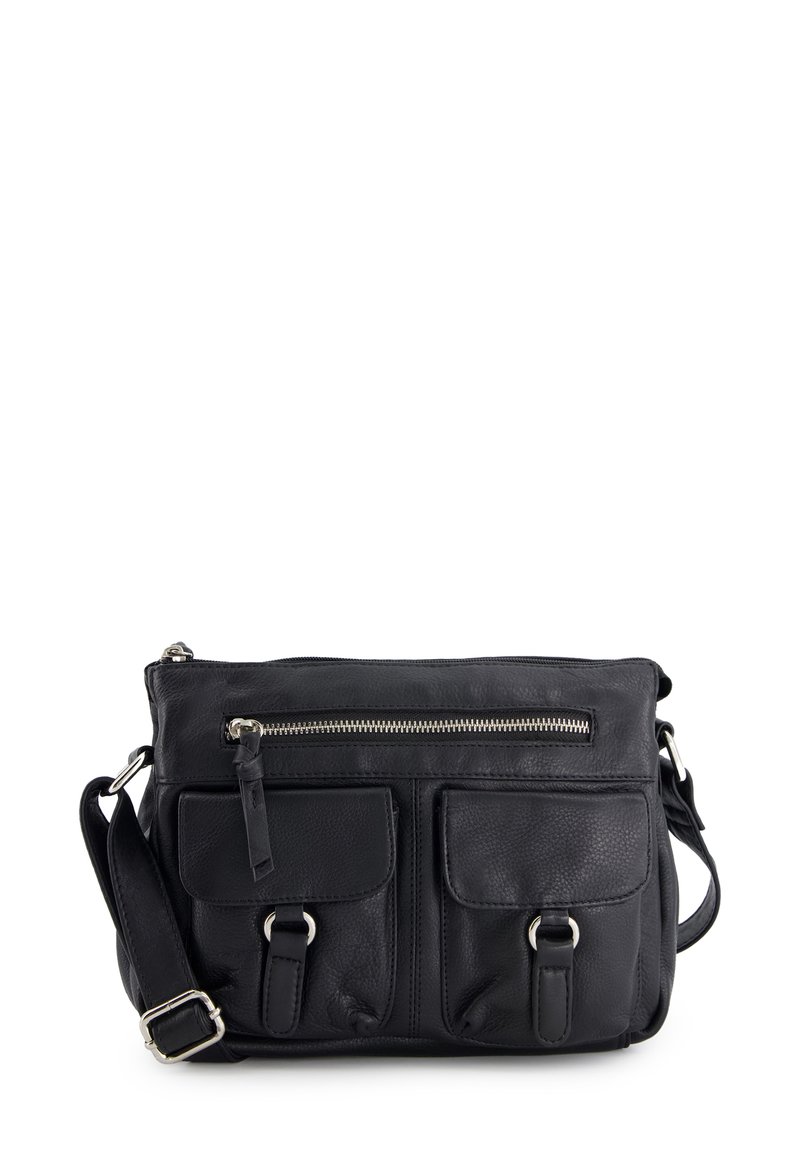 Czarna skórzana torba typu crossbody o teksturowanym wykończeniu, z zamkiem u góry, dwoma przednimi kieszeniami i regulowanym paskiem. Akcenty z metalowymi elementami w srebrnym odcieniu.