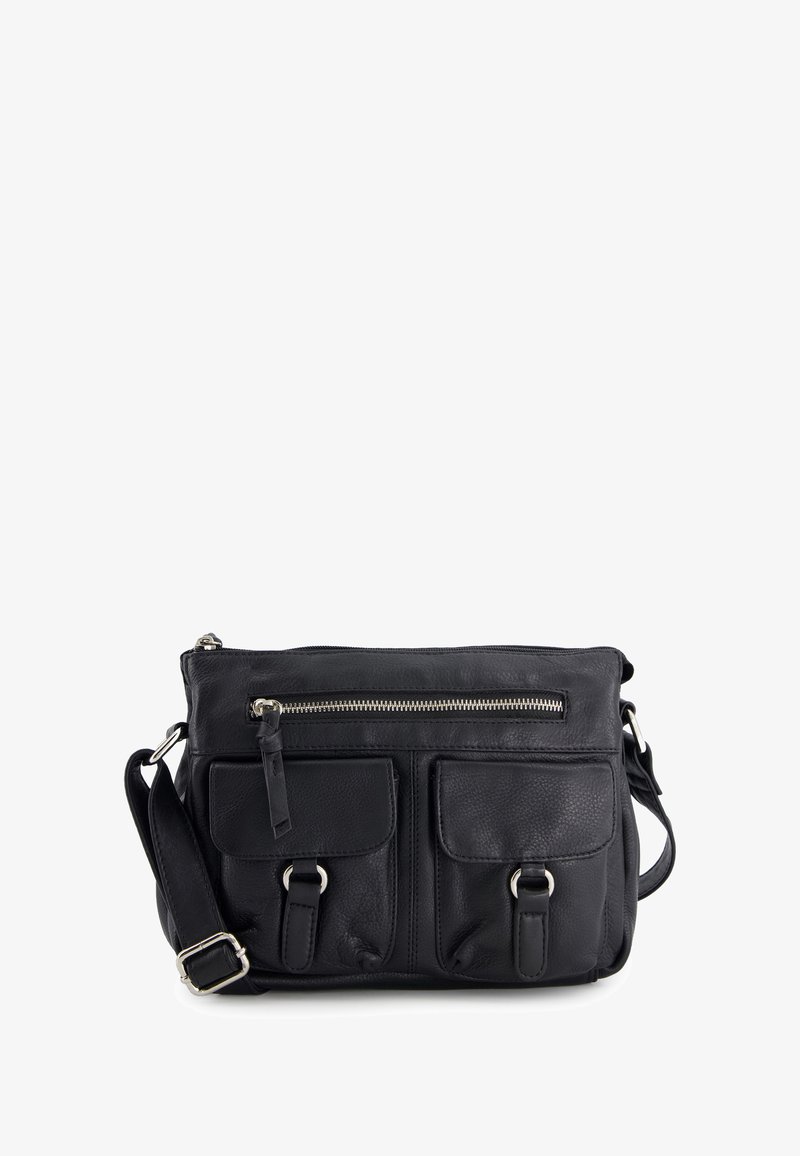 Czarna skórzana torba typu crossbody o teksturowanym wykończeniu, z zamkiem u góry, dwoma przednimi kieszeniami i regulowanym paskiem. Akcenty z metalowymi elementami w srebrnym odcieniu.