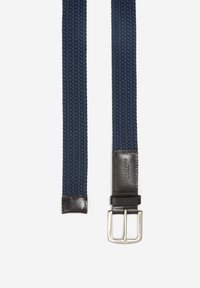 Marineblaue, geflochtene Stoffgürtel mit schwarzen Lederakzenten und einer silbernen rechteckigen Schnalle. Verfügt über eine ge-webte Textur und eine glatte Lederoberfläche.