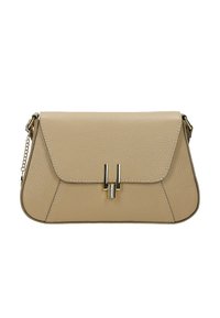 Beżowa torebka skórzana z teksturą, z klapą, złotym okuciem i łańcuszkowym paskiem. Wyróżnia się eleganckim, sztywnym fasonem.
