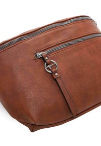 Bruine leren tas met een gladde textuur, dubbele ritscompartimenten en een ronde zilveren accent op de rits. 