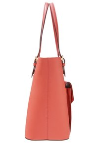 Koralfarvet læder bucket-taske med struktureret design, to håndtag og en lille sidelomme. Glat tekstur med diskrete syningsdetaljer.