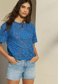 Next - SHORT SLEEVE CREW NECK REGULAR FIT - Printtipaita - bright blue Pienoiskuva 1