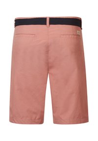 Roze shorts met een platte tailleband en marineblauwe accenten. Twee achterzakken, gladde textuur, lengte boven de knie en casual ontwerp.