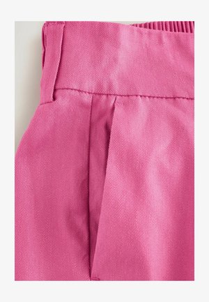 Roosa kangas tekstuuriga viimistlusega, pleeditud disain ja elastne vöökoht venimiseks. Õmbluste peal on nähtavad õmblemise detailid.