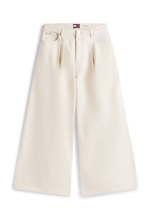 Εκρού τζιν παντελόνι με φαρδιά μπατζάκια και μεσαία μέση, με μπροστινές τσέπες, κούμπωμα με κουμπί και φερμουάρ, καθώς και θηλιές για ζώνη, απλωμένο επίπεδα σε λευκό φόντο.