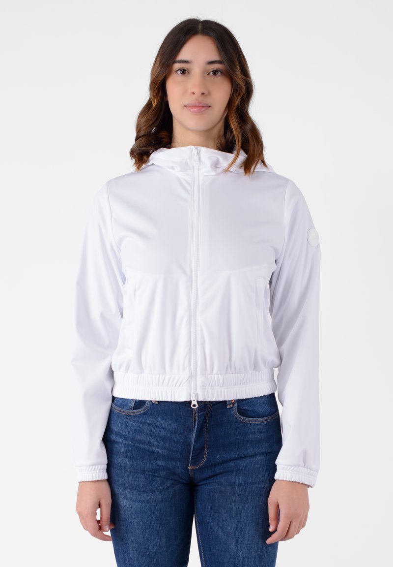 Giacca cappuccio bianca con zip, realizzata in materiale leggero e liscio. Presenta polsini ed elastiche in vita, e tasche frontali per la praticità.