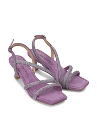 Lila Wildledersandalen mit verstellbaren Knöchelriemen, die über rautenförmige, mit Strass besetzte Riemen und einen niedrigen, quadratischen Absatz verfügen.
