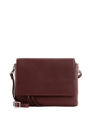 Sac bandoulière en cuir marron foncé avec sangle réglable et fermeture à rabat, montrant une texture fine et des boucles en métal argenté.