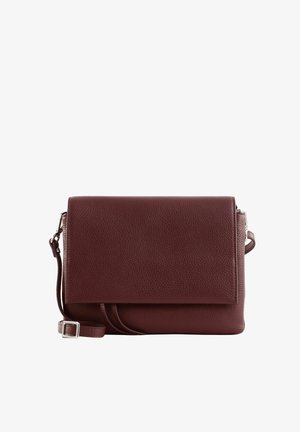 Sac bandoulière en cuir marron foncé avec sangle réglable et fermeture à rabat, montrant une texture fine et des boucles en métal argenté.