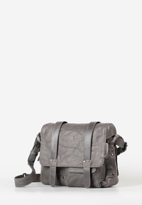 Borsa a tracolla in pelle grigia con due cinghie regolabili, chiusura a patta e dettagli metallici. Presenta una superficie texturizzata e una tracolla.