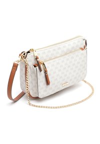 Bílá kabelka přes rameno s diamantovým vzorem, zlatými kovovými doplňky, kapsami na zip, detaily z přírodní kůže a odnímatelným řetízkovým popruhem.