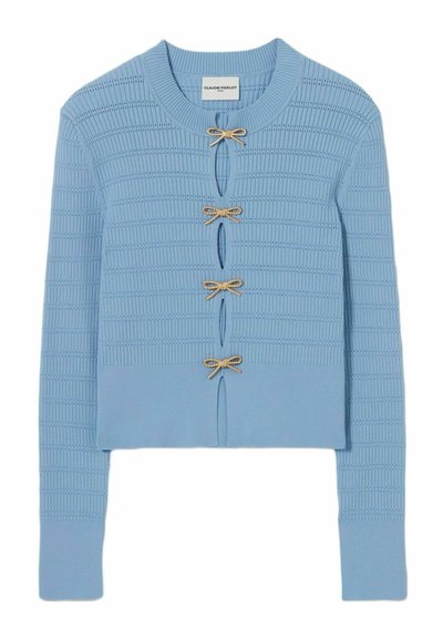 Cardigan accorciato azzurro chiaro con texture a costine, caratterizzato da fiocchi in metallo dorato come chiusure e un collo rotondo.