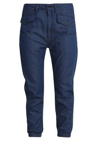 Tmavě modré denimové cargo kalhoty s knoflíkovými klopami, elastickými manžetami a předním zapínáním na knoflík a zip.