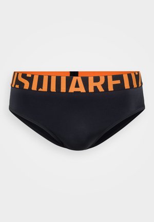 Schwarze Sport-Briefs mit einem breiten orangefarbenen Bund, der große schwarze Buchstaben zeigt, die teilweise "SQUARED" buchstabieren.