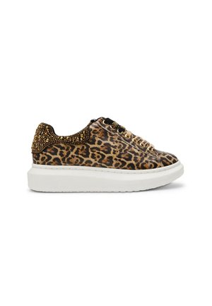 Low-Top-Sneaker mit Leopardenmuster, goldenen Nieten an der Ferse, beigen Schnürsenkeln und dicker weißer Sohle.