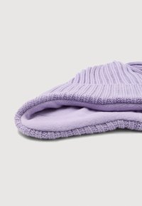 Violeta adīta cepure ar ribotu tekstūru, kas satur mīkstu, flīsa oderi siltumam. Dizains ir noapaļots un pieguļošs, piemērots aukstam laikam.