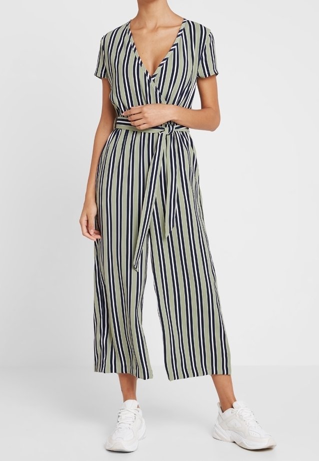 Jumpsuit a righe in verde oliva e blu navy, con maniche corte, design avvolgente, un nastro in vita e pantaloni cropped a gamba larga.