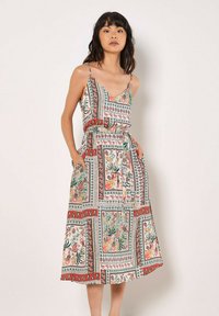 Maxikleid mit Blumenmuster aus leichtem Stoff, ausgestattet mit einem taillierten Oberteil, verstellbaren Spaghettiträgern, einem Taillengürtel und Taschen.
