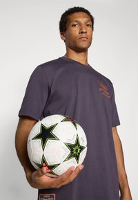 adidas Originals FC BAYERN ICON  - T-shirt imprimé - aurora black