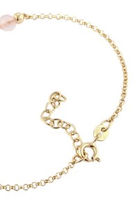 Bracelet chaîne en or avec un fermoir et une perle ronde rose. Les maillons sont interconnectés, affichant une surface lisse et une finition brillante.