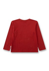 Langärmliges, Rundhals-T-Shirt aus festem roten Baumwollstoff. Glatte Textur mit einem Etikett am Saum. Keine Muster oder Akzente sichtbar.