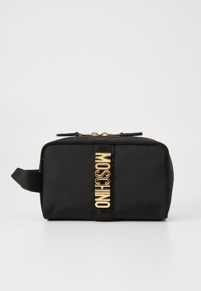 Schwarze kosmetische Tasche in rechteckiger Form, mit goldenem "MOSCHINO"-Logo, Reißverschluss und einer Seitenriemen für einfachen Transport.