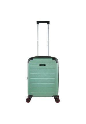 Maleta de硬壳 verde con textura de rayas verticales, acentos negros, asa retráctil y cuatro ruedas con ribete rojo para movilidad.