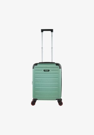 Maleta de硬壳 verde con textura de rayas verticales, acentos negros, asa retráctil y cuatro ruedas con ribete rojo para movilidad.