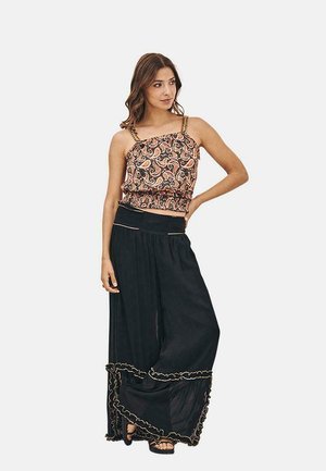 CON GOMA FRUNCIDA EN EL BAJOCON DETALLES DE PEDRERÍA Y ANUDADOS. - Blusa - black