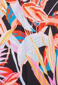 Tela con estampado floral que presenta grandes hojas en colores vibrantes como rojo, rosa, azul y amarillo sobre un fondo negro. Textura suave.