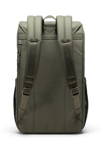 Rucksack aus olivgrünem Stoff mit gepolsterten Schulterriemen, einem oberen Tragegriff und einer mit Reißverschluss versehenen Seitentasche, mit einer eleganten rechteckigen Form.