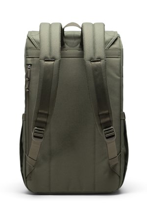 Rugzak van olijfgroene stof met gepolsterde schouderbanden, een handvat aan de bovenkant en een ritszak aan de zijkant, met een slank rechthoekig ontwerp.