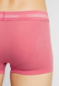 Calvin Klein Underwear LOW RISE TRUNK STRETCH 3 PACK - Cuecas boxer - pink/blue/black