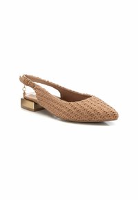 Bailarinas de lona beige texturizadas con punta afilada, material trenzado y un bajo tacón cuadrado de color dorado. Correa ajustable con detalle metálico.