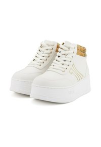 Sneaker platform bianchi alte con un accento testurizzato color tan al colletto, chiusura con lacci e dettagli in hardware dorato.