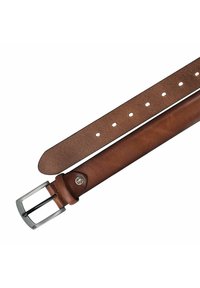 Brauner Leder-Gürtel mit strukturiertem Finish, ausgestattet mit einer silbernen Metallschnalle und mehreren Einstelllöchern entlang des Riemens.