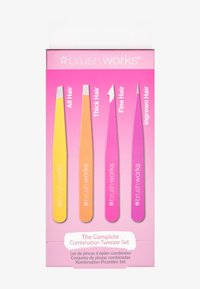 Fullført kombinasjon av pinsettsett som inneholder fire pinsetter i gul, oransje, rosa og fuchsia, merket for ulike hårtyper, på en rosa bakgrunn.