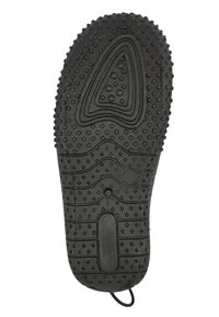Schwarze Gummisohle mit strukturiertem Oberflächenmuster, das übergriffige Konturen und eine zentrale Kerbe für Flexibilität verfügt.
