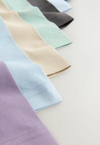 Stoffmuster in verschiedenen Farben: lila, hellblau, beige, mintgrün und schwarz. Jedes hat eine glatte Textur und sichtbare Nähdetails.