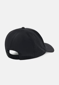 Casquette noire au design structuré, dotée de trous de ventilation, d'une visière légèrement incurvée et d'une sangle réglable à l'arrière.
