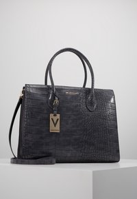 Svart krokodilpräglad läderhandväska med dubbla topphandtag, avtagbar axelrem och gyllene detaljer med en logotag.