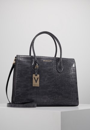 Sac à main en cuir noir embossé crocodile avec deux poignées supérieures, bandoulière amovible, et quincaillerie dorée avec un tag logo.