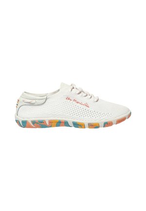 Baskets blanches basses tricotées avec une semelle colorée présentant des noms de villes et des motifs corail, sarcelle et jaune, lacées avec des lacets blancs et roses.